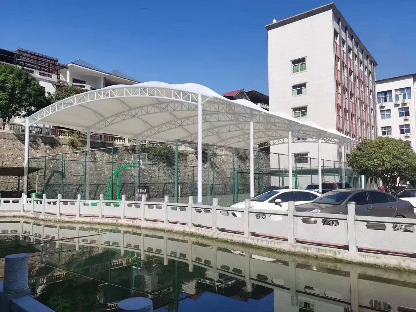 贵州播州园区停车棚总在漏水生锈？源头膜结构厂家：按本地气候选材，避开三大坑